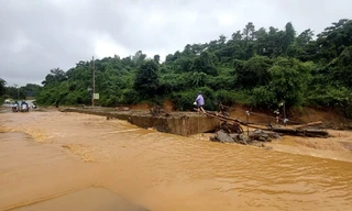 Cầu tạm điện gió chắn dòng chảy, người dân Khe Sanh khốn khổ vì ngập lụt sau mưa lớn