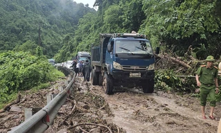 Mưa lớn, sạt lở nhiều điểm ở Nha Trang, Quảng Trị