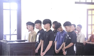 Càn quấy, vô cớ đuổi đánh người đi đường, 8 bị cáo lĩnh án tù