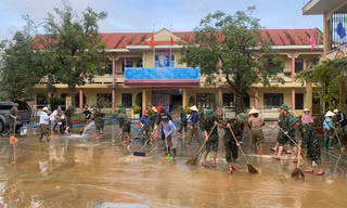 Bộ đội dọn dẹp bùn đất, giúp trường học sớm hoạt động trở lại