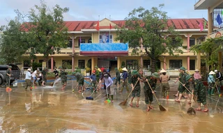Bộ đội dọn dẹp bùn đất, giúp trường học sớm hoạt động trở lại