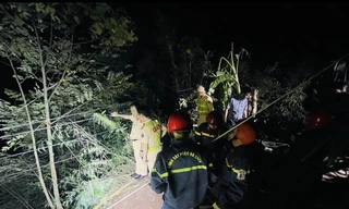 Giải cứu tài xế xe đầu kéo rơi xuống vực sâu 70m