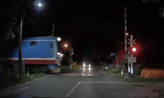 Thót tim cảnh barie tự động mở toang lúc tàu hỏa lao tới với tốc độ cao