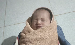 Mẹ ruột đến nhận lại con sau khi bỏ rơi dưới gốc cây