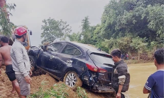 Ô tô chở 4 thanh niên bị nước cuốn trôi sau khi vượt rào cảnh báo đã được tìm thấy