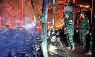 Lực lượng Đồn Biên phòng Ba Tầng, Công an xã A Dơi khẩn trương dập tắt đám cháy trong đêm.