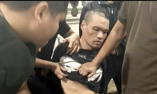 Bắt tên cướp lận lưng 2 khẩu súng lẩn trốn ở khu vực biên giới Lao Bảo