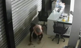 Kẻ bịt mặt từ trần nhà đột nhập cửa hàng điện thoại trộm cắp tài sản