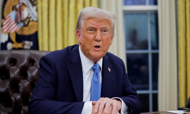 Tổng thống Donald Trump hứa phát 2.000 USD cho mỗi người Mỹ từ nguồn thu thuế quan