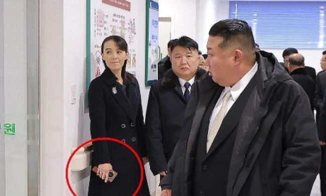 Em gái Chủ tịch Triều Tiên dùng điện thoại gập của Trung Quốc?