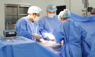 Bóc tách thành công khối u buồng trứng 25cm, bảo toàn khả năng sinh sản cho bé gái 15 tuổi 