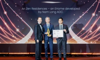 Ông Steven Chu – Chủ tịch Nam Long ADC nhận giải thưởng “Dự án căn hộ xuất sắc nhất Việt Nam” dành cho An Zen Residences tại PropertyGuru Vietnam 2025.