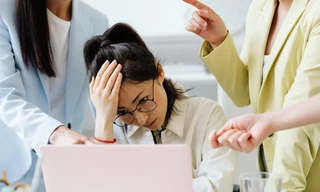Phía sau chiếc bàn làm việc: Những cơn đau dạ dày từ áp lực không tên