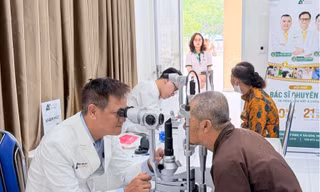 Bệnh viện Mắt Á Châu khám bệnh lý nhãn khoa miễn phí cho hơn 300 người dân Long Hải 