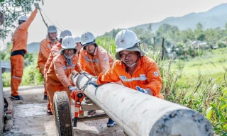 EVNCPC: Hầu hết khách hàng đã được cấp điện trở lại sau bão số 13