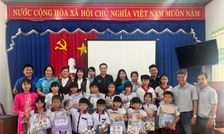 Công ty TNHH Bao bì Phúc Thịnh đồng hành cùng học sinh vùng biên giới trong chương trình 'Tiếp sức trẻ em đến trường'