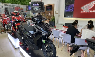 Xe máy điện lên ngôi, người tiêu dùng hưởng lợi kép