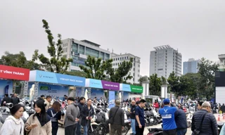 Người dân Hà Nội mang xe xăng cũ đi định giá, chốt lên đời xe máy điện VinFast