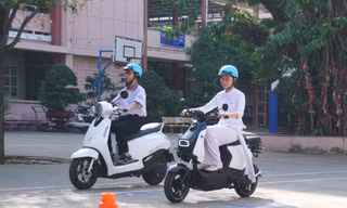 Học sinh TP.HCM thích thú trải nghiệm xe máy điện VinFast, mẫu xe mới Amio gây 'sốt'