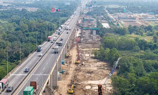 Vật liệu khan hiếm, giá vượt kiểm soát - ai chịu trách nhiệm trước những bất cập kéo dài? 
