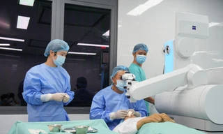 Mổ cận không còn là trào lưu – Giới trẻ xem bỏ kính là 'Khoản đầu tư'