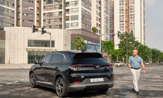 Khách hàng tiên phong nhận VF 8 khẳng định: “Có đổi xe cũng sẽ đi VinFast”