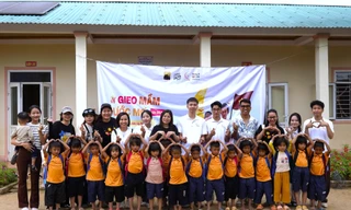 Sinh viên FPT mang yêu thương đến học sinh vùng cao sau bão lũ