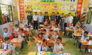 Sinh viên FPT mang trung thu ấm áp về với bản cao Tri Lễ