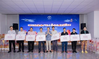 Nhiều tạp vụ, bảo vệ bật khóc khi nhận thưởng Tết là một lượng vàng 9999