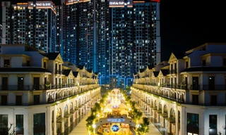 Hàng ngàn du khách hòa mình vào không khí lễ hội Giáng Sinh tại tâm điểm thương mại - dịch vụ - giải trí Malibu Walk 