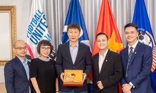 PNJ trao tặng HLV Kim Sang Sik huy chương vàng 24K nặng 33 chỉ