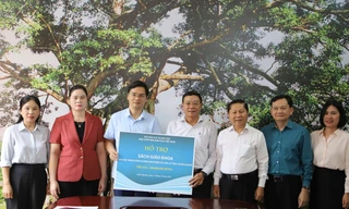 NXBGDVN dành 20 tỉ đồng đồng hành cùng học sinh, trường học vùng bão lũ