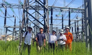 Miền Bắc nắng nóng đỉnh điểm, truyền tải điện căng mình giữ dòng điện an toàn