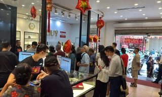 Hết chờ đợi mua vàng, lại đến xếp hàng mua bạc