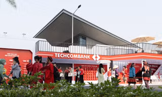 Techcombank chiều “Gai Con” hết mực, xoa dịu hội chứng hậu concert