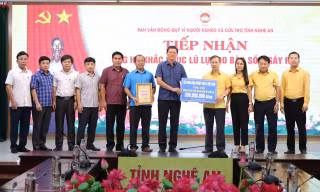 VRG hỗ trợ gần 1 tỷ đồng cho đồng bào vùng bão lũ