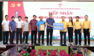 VRG hỗ trợ gần 1 tỷ đồng cho đồng bào vùng bão lũ
