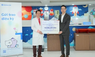 Shinhan Life Việt Nam tiếp tục trao quà, tài trợ điều trị cho bệnh nhi có hoàn cảnh khó khăn