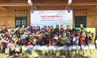 VMD Việt Nam trao hàng trăm phần quà cho trẻ em vùng cao Sơn La