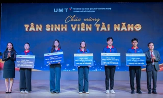 Tân sinh viên nhận học bổng 345 triệu đồng