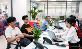 Phụ huynh, thí sinh liên tục đến trực tiếp để đăng ký nguyện vọng 1 vào UEF