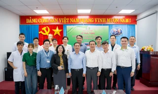 Nhựa Tiền Phong trao tặng 2 xe cứu thương cho ngành y tế Côn Đảo nhân ngày 27/2