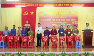 Điện lực Cần Thơ trao hàng trăm phần quà Tết cho hộ nghèo, cận nghèo