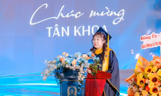 Từ giấc mơ du học dang dở đến danh hiệu thủ khoa toàn khóa của nữ sinh Phú Yên