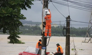 EVNCPC: Khẩn cấp khắc phục hậu quả mưa lũ, đảm bảo an toàn điện cho người dân