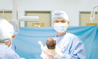 Hy hữu: Em bé chào đời trong 'bọc điều' tại Bệnh viện Đa khoa Quốc tế Hạnh Phúc