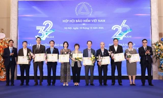 Tổng Giám đốc Shinhan Life Việt Nam được tặng Giấy khen dịp 32 năm Ngày thị trường Bảo hiểm 