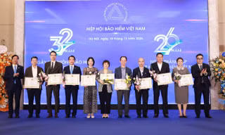 Tổng Giám đốc Shinhan Life Việt Nam được tặng Giấy khen dịp 32 năm Ngày thị trường Bảo hiểm 