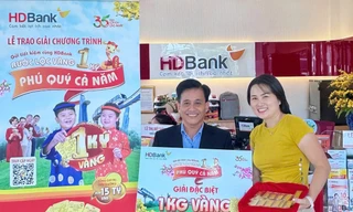 HDBank trao thưởng 1 ký vàng SJC cho nữ khách hàng tại TP.HCM 