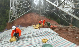 Lính truyền tải canh giữ nguồn sáng nơi tâm lũ miền Trung